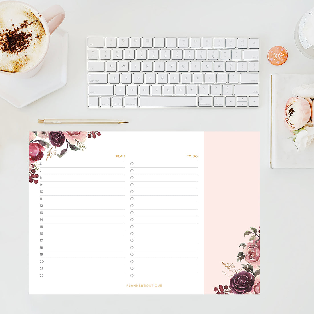 Stolni planer sa uzorkom cvijeća u pink tonovima, dimenzija A5, dnevni raspored, planner boutique, lifestyle fotografija sa tipkovnicom i šalicom kave