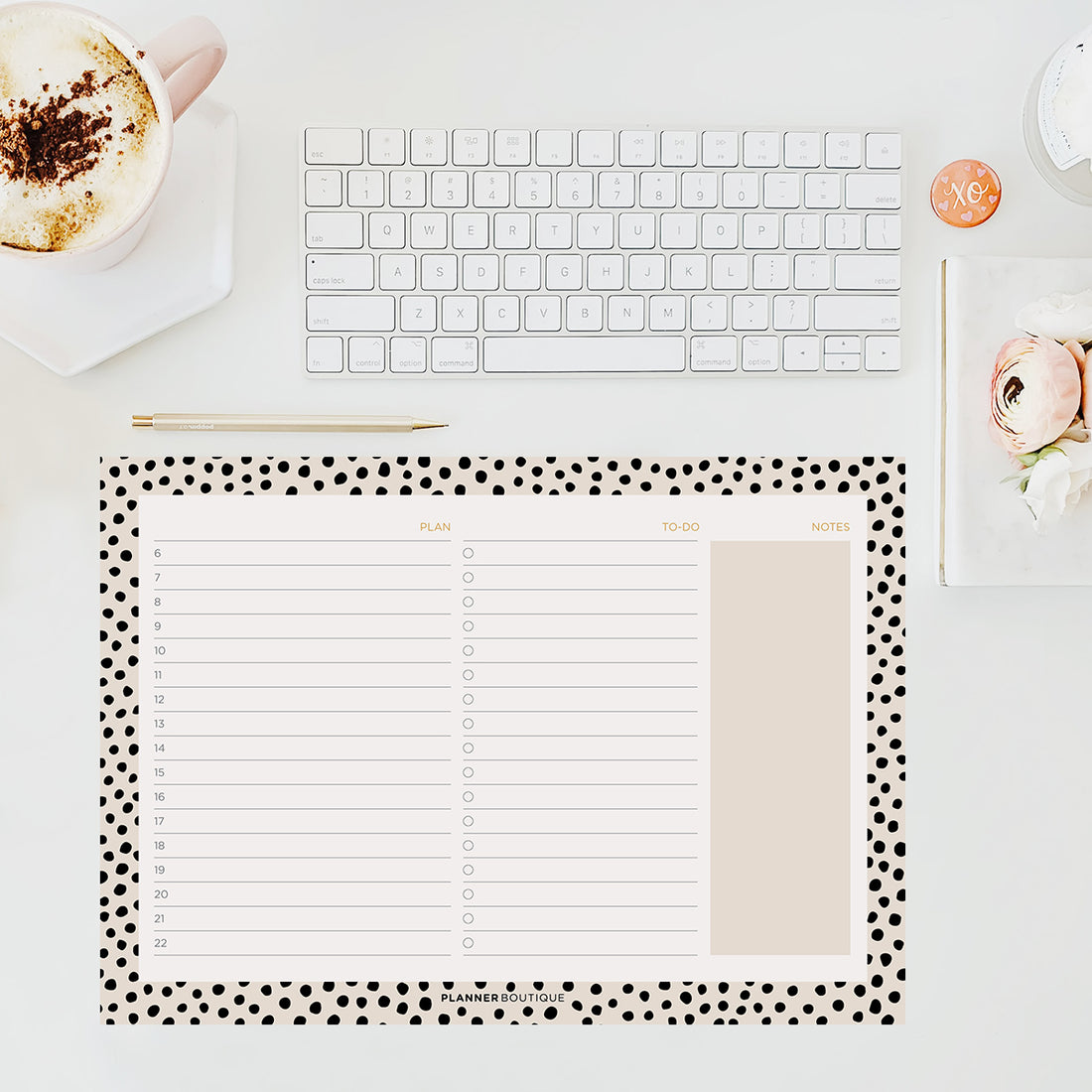 Stolni planer sa točkicama, dnevni raspored pored tipkovnice i šalice s kavom, Planner Boutique