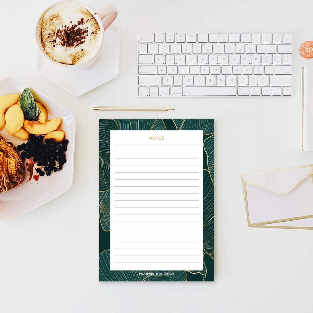 Mali blokić, A6 zelena pozadina sa zlatnim crtama, lifestyle fotografija