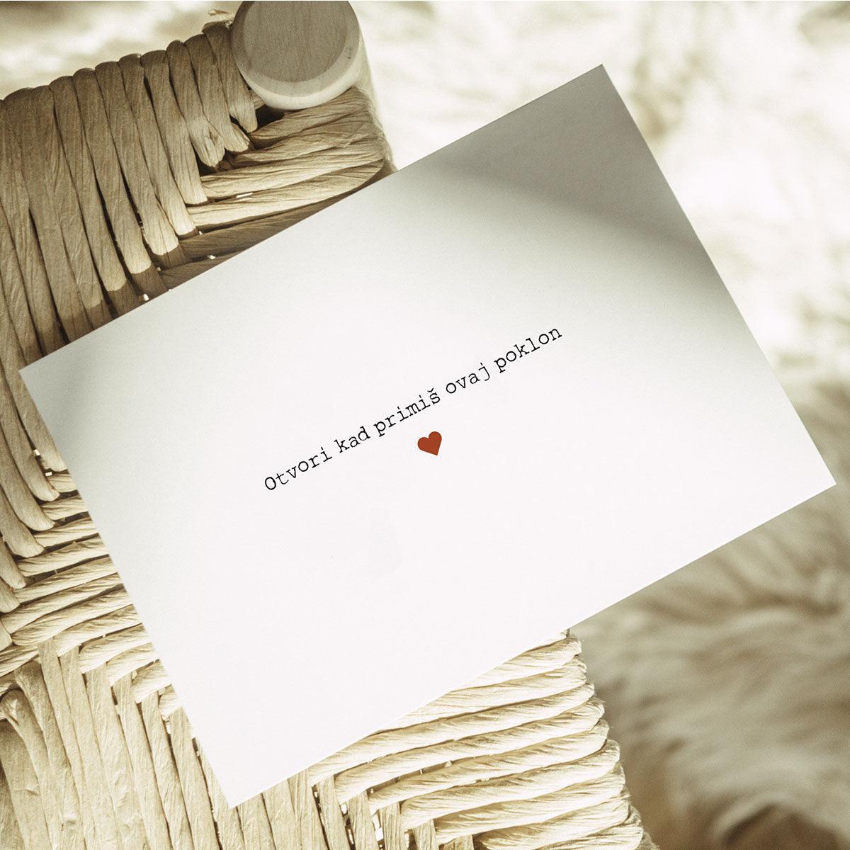 Otvori kad kartice za poklon, kuverta na kojoj piše Otvori kad primiš ovaj poklon i srce
