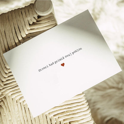 Otvori kad kartice za poklon, kuverta na kojoj piše Otvori kad primiš ovaj poklon i srce