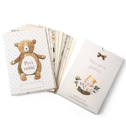 Naša prva godina - Planner boutique, kartice za fotografiranje, kartica prvi zubić. Kartice na stolu pored kutije.
